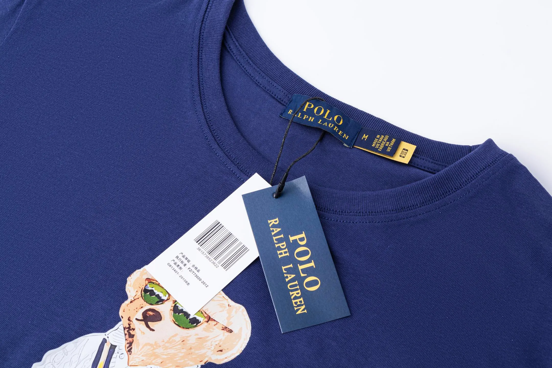 P126 Style number: 511 Ralph Lauren/Ralph Lauren 25ss new bear print round neck short sleeves. The main LOGO on the neck has a QR code mark, which can be scanned for verification to distinguish low-end products on the market. 32 counts, 240g hydrophilic toner, 100% cotton fabric, comfortable and soft, highly breathable, focusing on high-end cost-effectiveness, needless to say good quality. Available in a variety of colors, both boys and girls can try this genderless style, giving them a yuppie tone in no time. Immerse yourself in your leisurely style, and have your own style in retro. Natural, vivid, and very French romantic feelings perfectly integrate the youthful atmosphere with the trend. The clever embellishment of the classic pony logo embroidery carries all the eye-catching points. Color: black, white, navy blue, light blue Size: S-xL S Shoulder width 44 Bust 104 Sleeve length 23 Clothing length 72 M Shoulder width 45 Bust 108 Sleeve length 24 Clothing length 74 L Shoulder width 46 Bust 112 Sleeve length 25 Clothing length 76 xL Shoulder width 47 Bust 116 Sleeve length 26 Clothing length 78